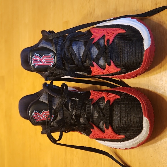 Nike size 7 very gently worn shoe less than 10 times. Pic shows tear in fabric. - Picture 1 of 4